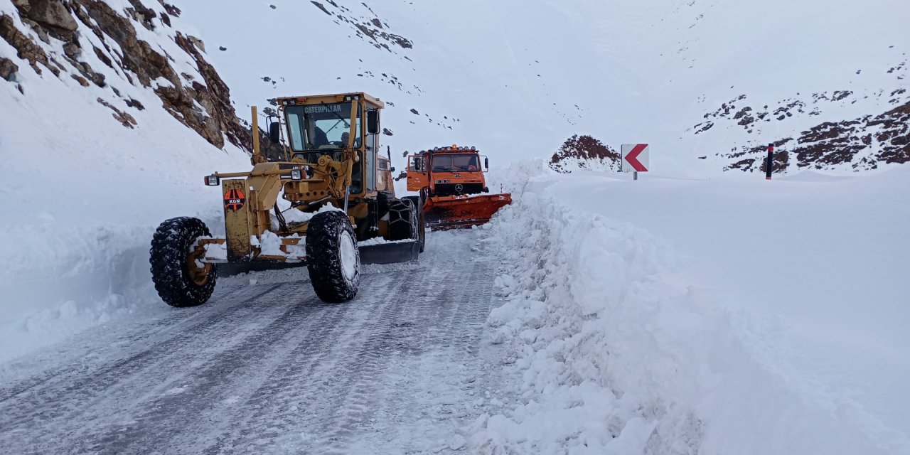 Kar Ve Çığın Kapattığı Hakkari-şırnak Kara Yolu, Ulaşıma Açıldı