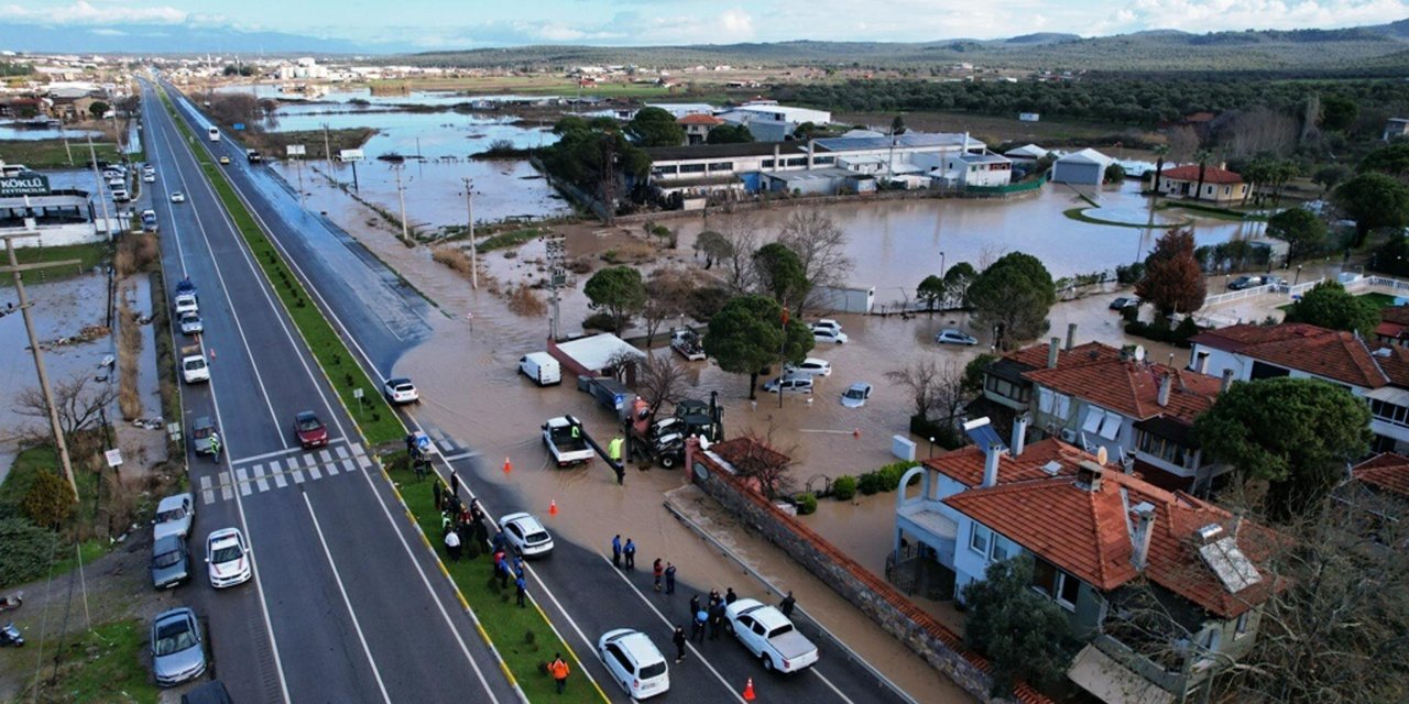 Ayvalık'ta Sağanak; Dere Taştı, Ev Ve İş Yerlerini Su Bastı