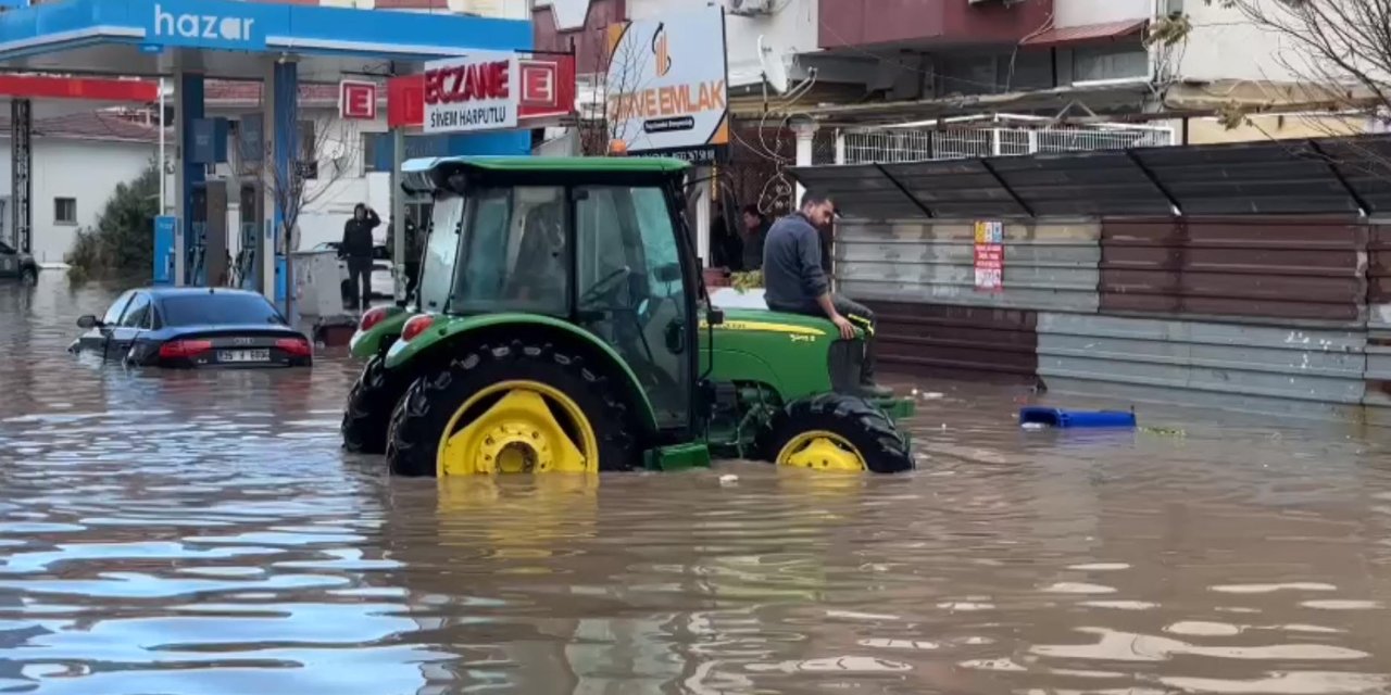 İzmir'de Sağanak; Dikili'de Ev Ve İş Yerlerini Su Bastı, Okullar Tatil Edildi
