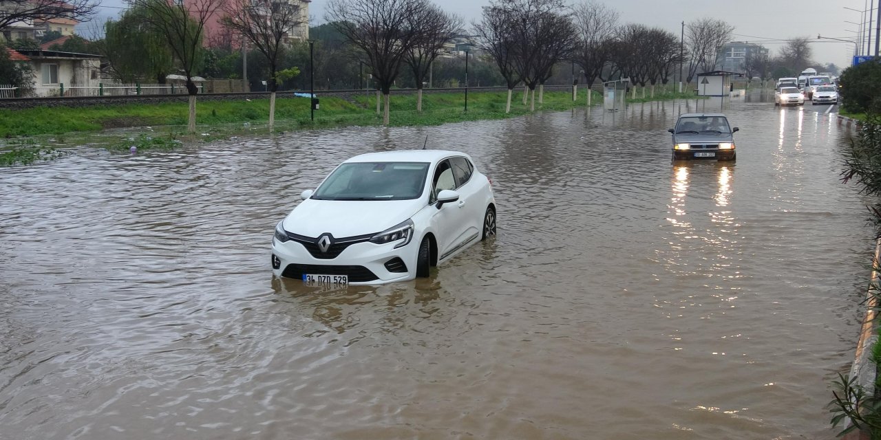 Aydın'da Sağanak; Yollar Göle Döndü