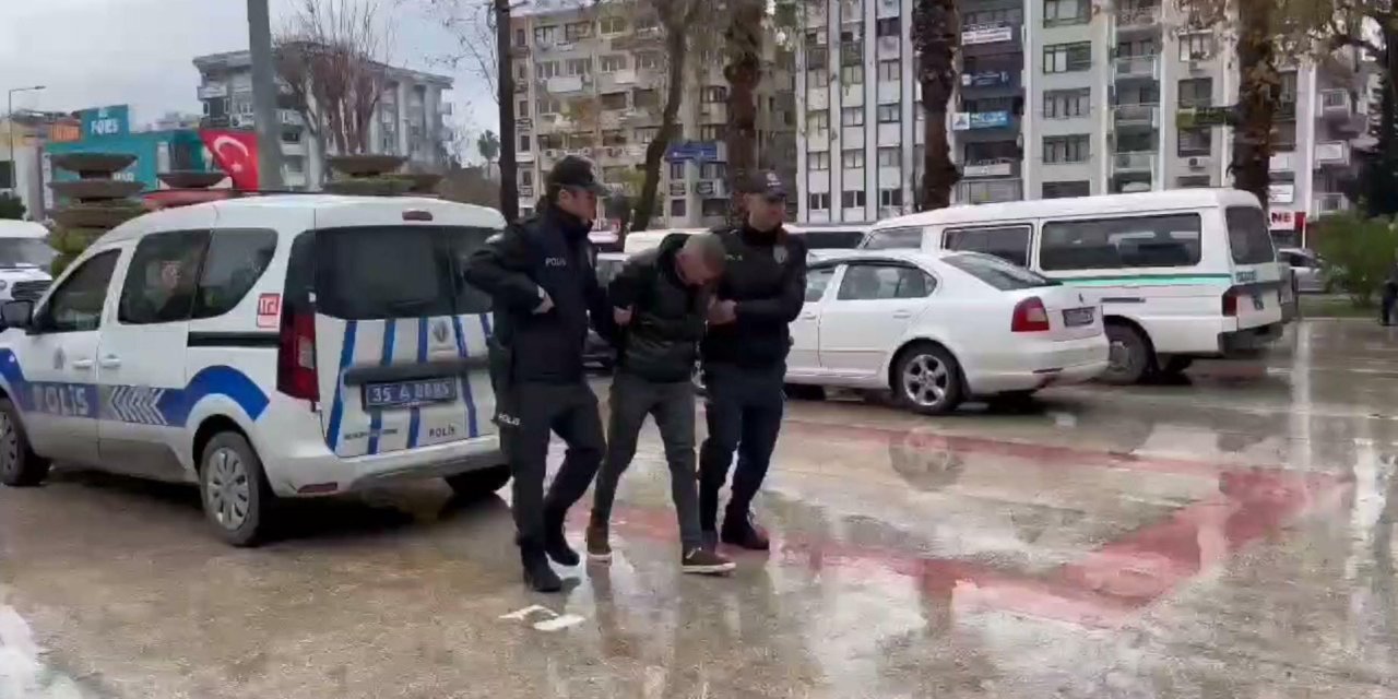 Sokaktan Topladığı 4 Kediyi Öldürüp, Apartmanın Bahçesine Atmış