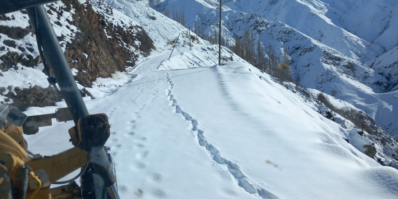 Diyarbakır’da Kardan Kapanan 5 Kırsal Mahallenin Yolu Açıldı