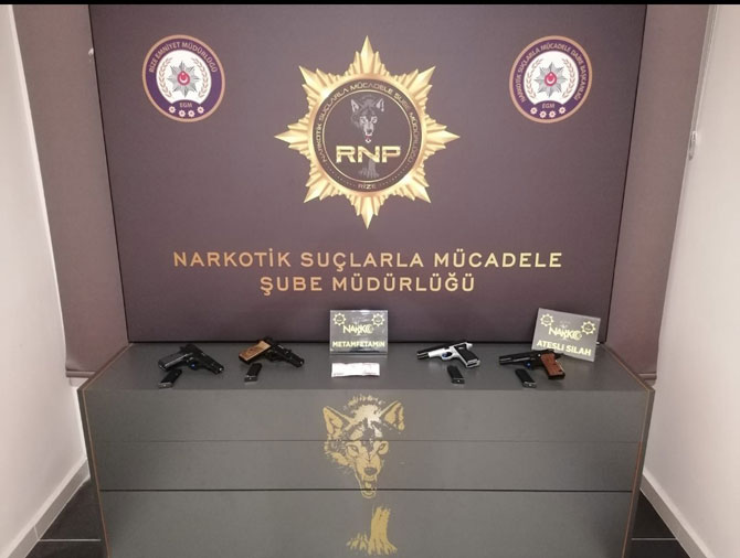 Rize'de Şüphe Üzerine Durdurulan Araçta Ruhsatsız Tabanca ve Uyuşturucu Yakalandı
