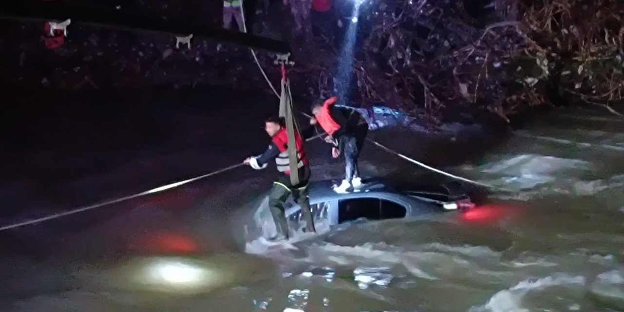 Bitlis Çayı'na Uçan Sürücü, Otomobilinin Üzerine Çıkıp Kurtarılmayı Bekledi