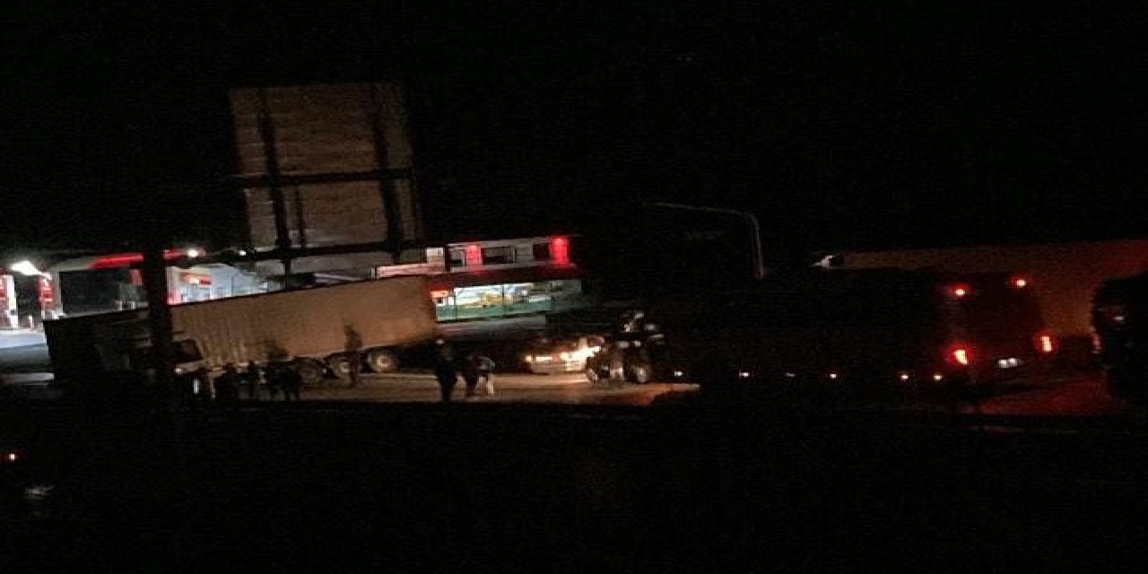 Kastamonu'nda Tır Devrildi; Samsun İstikameti Trafiğe Kapandı