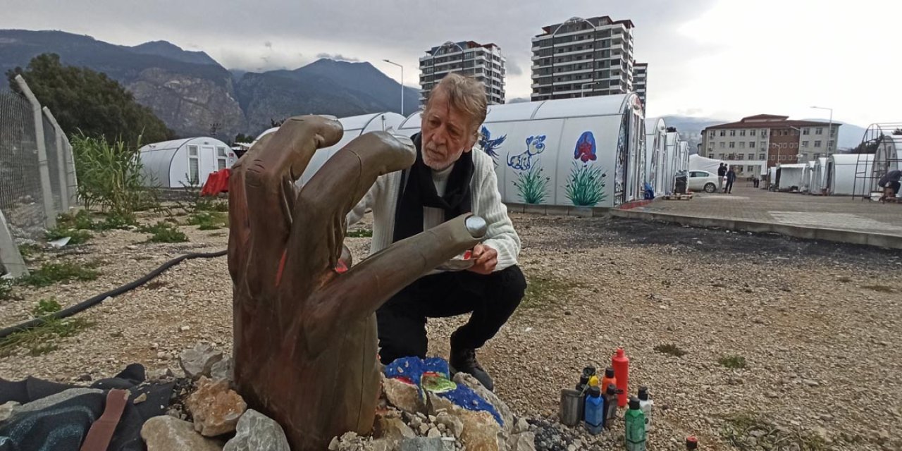 Depremde Tuttuğu Eli Ölümsüzleştirdi