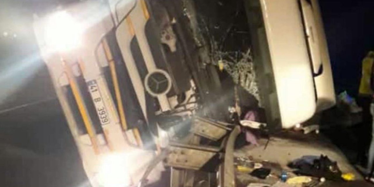 Devrilen Tır'ın Şoförü Öldü