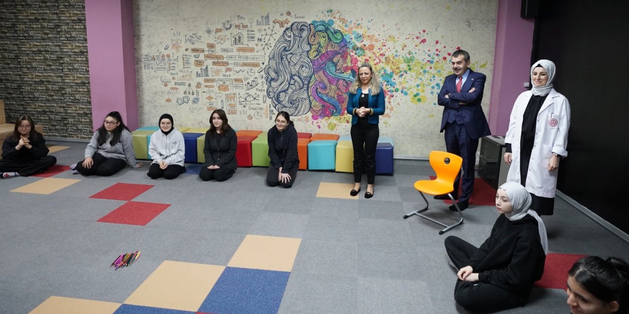 Bakan Tekin, Ümitköy Kız Anadolu İmam Hatip Lisesi’ni Ziyaret Etti