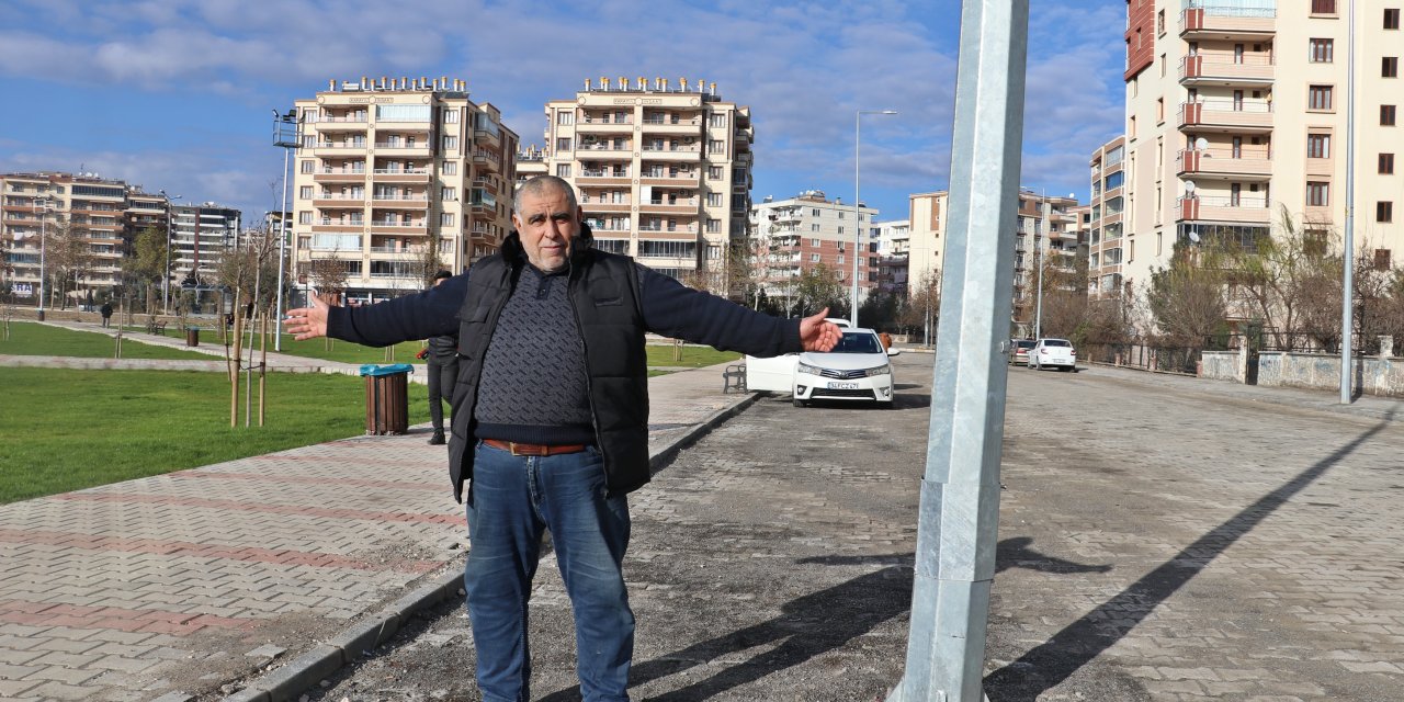 Kaldırımdaki 5 Direk, Genişletilen Yolda Kaldı