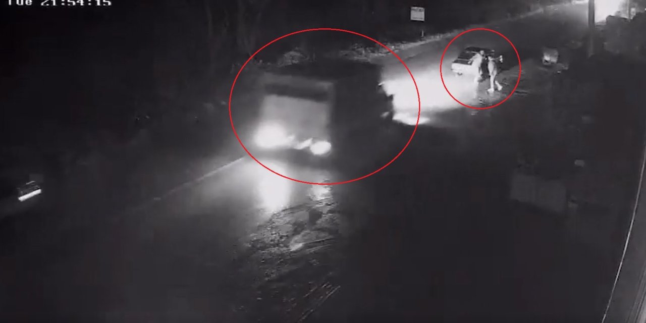 Arıza Yapan Otomobillerine Çarpan Kamyonetin Altında Kalmaktan Son Anda Kurtuldular