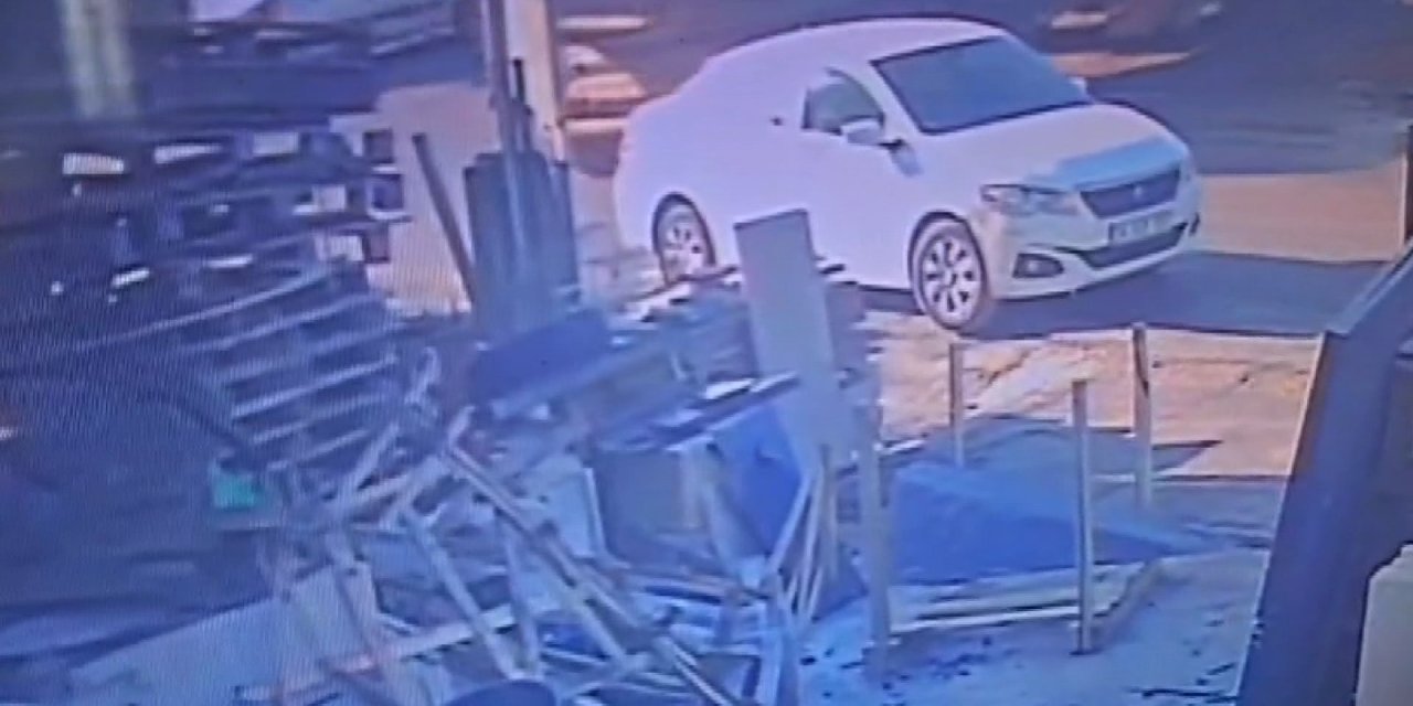 Ataşehir'de Geri Geri Giden Hafriyat Kamyonu Binaya Çarptı