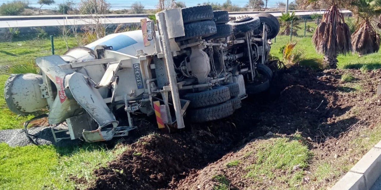 Emniyet Şeridinde Beton Mikserinin Çarpmasıyla Öldü, Kardeşi Kaçarak Kurtuldu