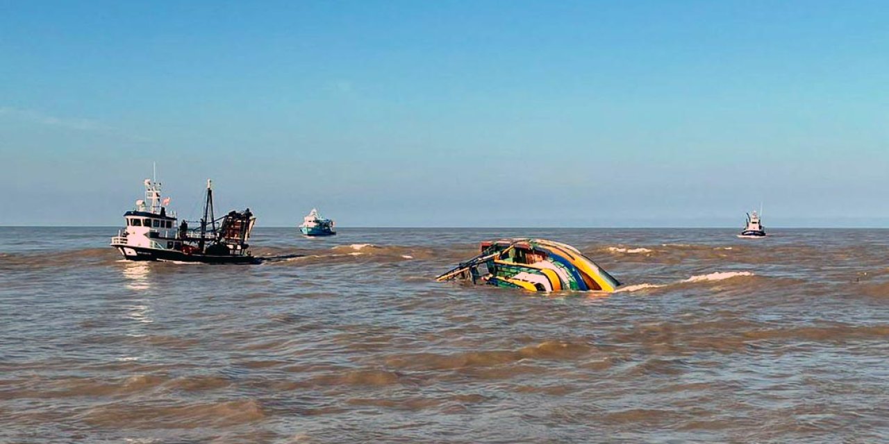 Dalgayla Devrilip Zemine Oturan Teknedeki 4 Kişi, Suya Atlayıp Kurtuldu