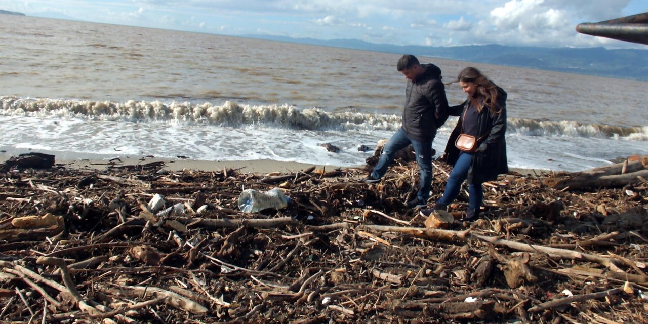 Burhaniye'de Plaj, Selle Taşınan Dal Parçaları Ve Çöplerden Temizleniyor