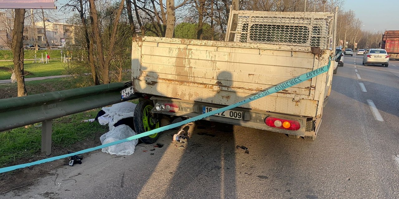 Lastiği Patlayınca Duran Kamyonet İle Bariyerler Arasına Sıkışan Motosiklet Sürücüsü Öldü