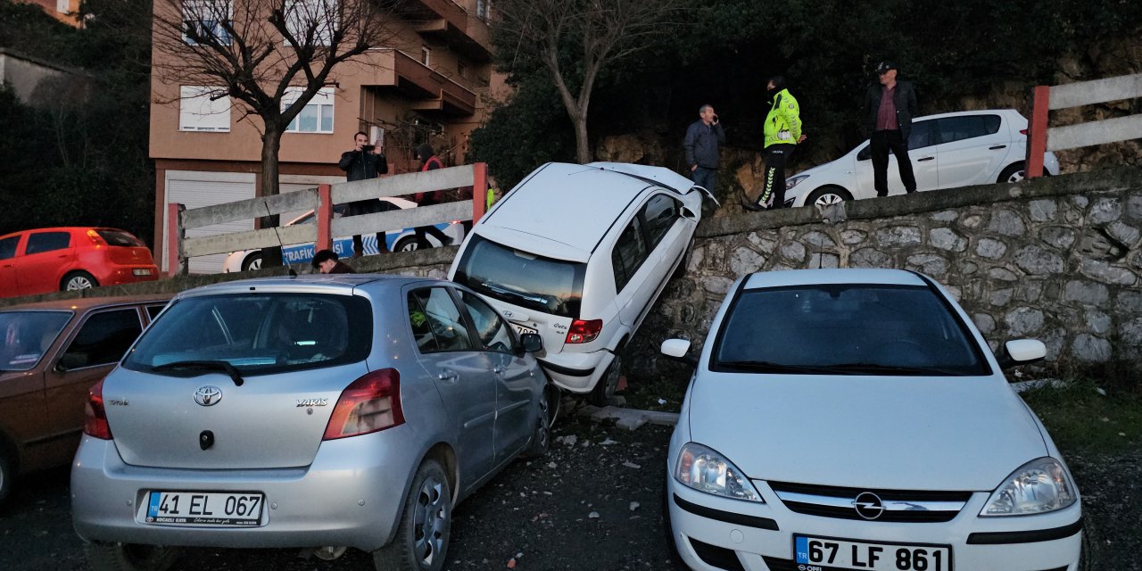 Otomobil Stinat Duvarından Park Halindeki Otomobillerin Üzerin Düştü: 1 Yaralı