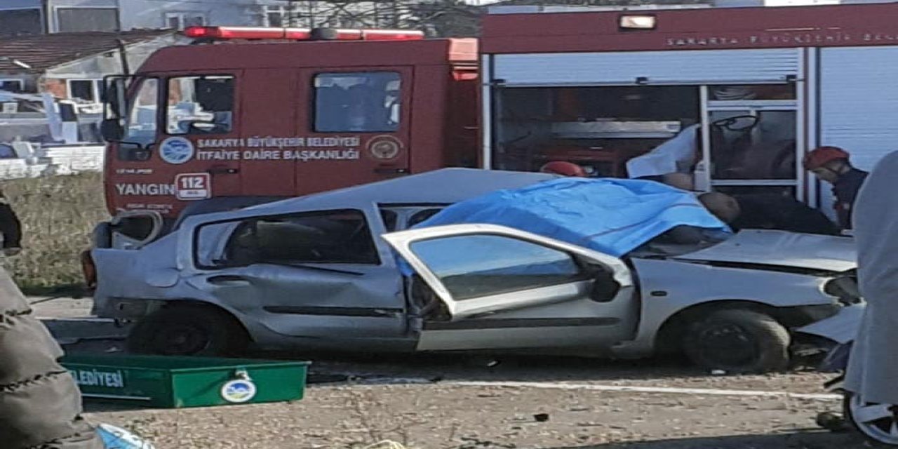 Sakarya'da İki Otomobil Kafa Kafaya Çarpıştı: 1 Ölü, 2 Yaralı