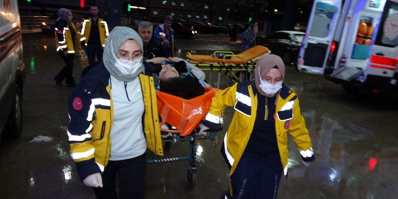 Erkek Arkadaşıyla Gezerken Telefonuna 'Karım' Yazılı Mesaj Geldi, Korkup Seyir Halindeki Araçtan Atladı