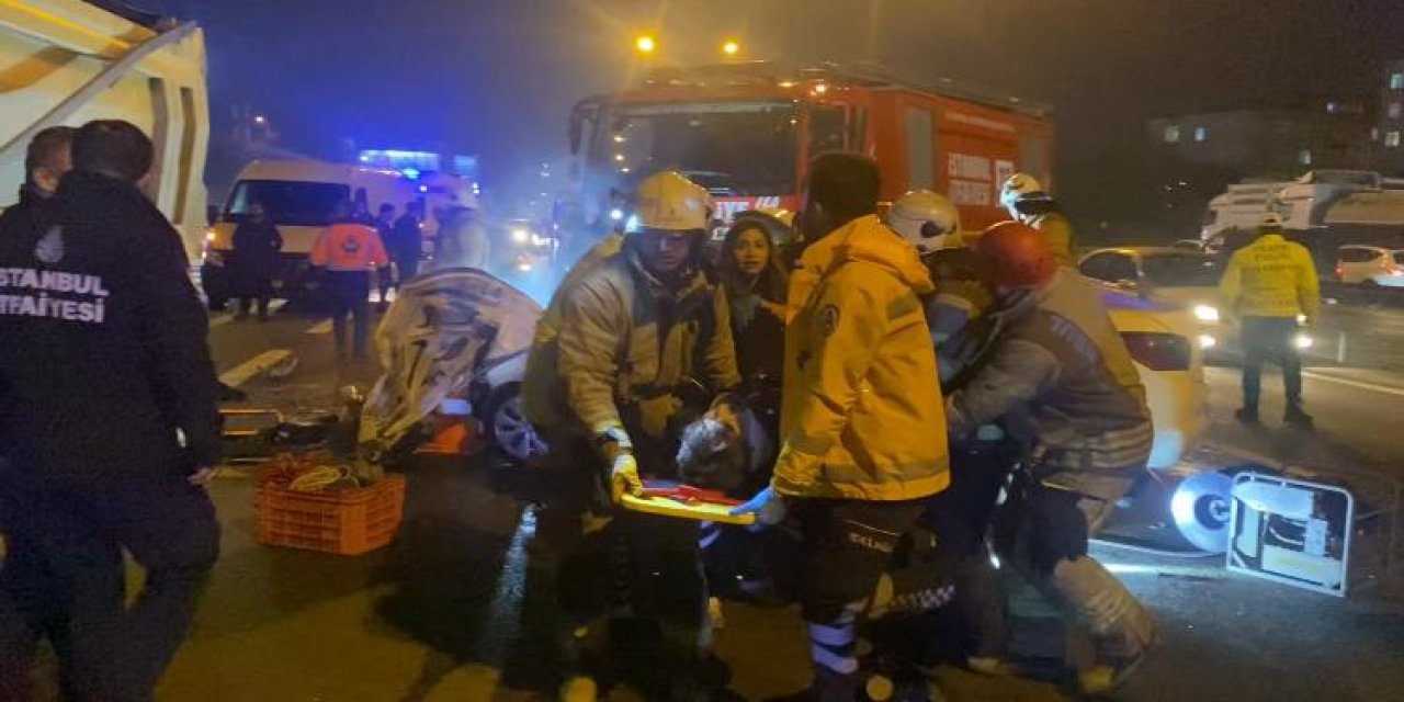 Sultangazi'de Otomobil Yol Kenarına Bırakılan Dampere Çarptı: 1 Ölü, 2 Yaralı