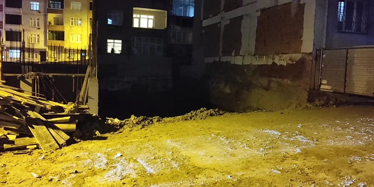 Gaziosmanpaşa'da İnşaat Temelinde Toprak Kayması; 2 Bina Tahliye Edildi