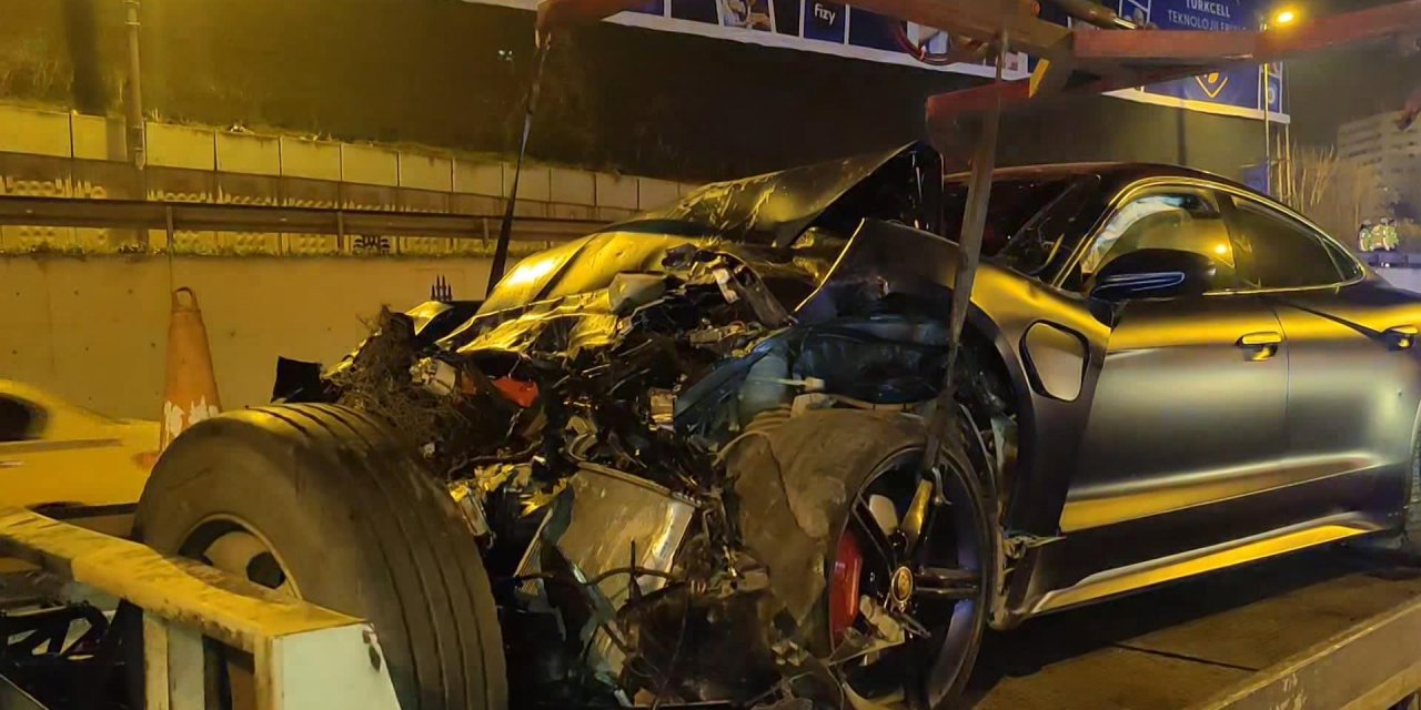 Zeytinburnu'nda Lüks Otomobil Yol Çalışması Yapan Belediye Aracına Çarptı: 5 Yaralı