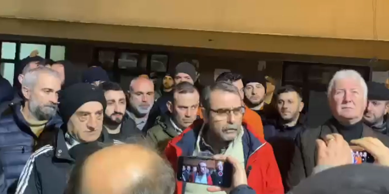 Çoruh EDAŞ Çalışanları Rize'de Sendikal Faaliyetler Nedeniyle İşten Çıkarılma İddiasıyla Gece Saatlerinde Eylemde Bulundu