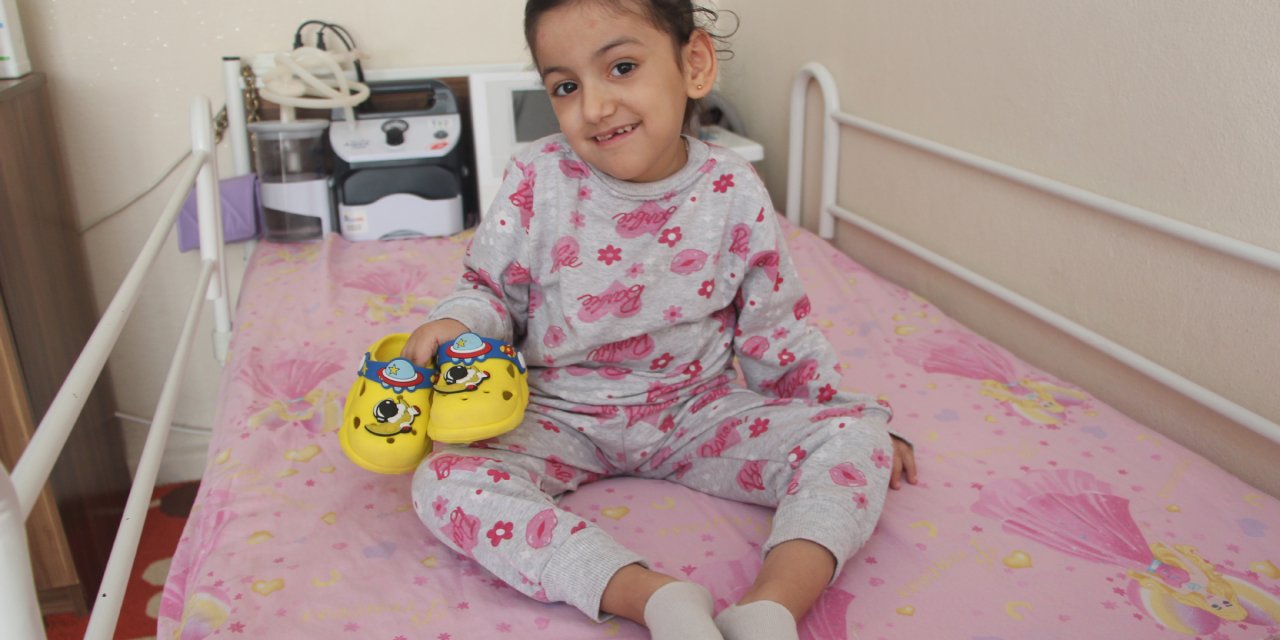 Yürüyemeyen Sma'lı Damla, Giymeyi Hayal Ettiği Ayakkabılarıyla Uyuyor