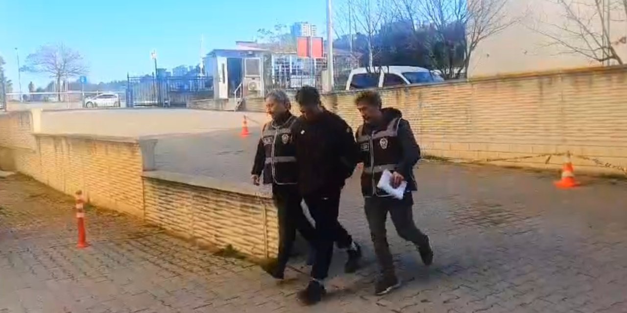 Atm'den Para Çeken 5 Kişiyi Yardım Etme Bahanesiyle Dolandırdı