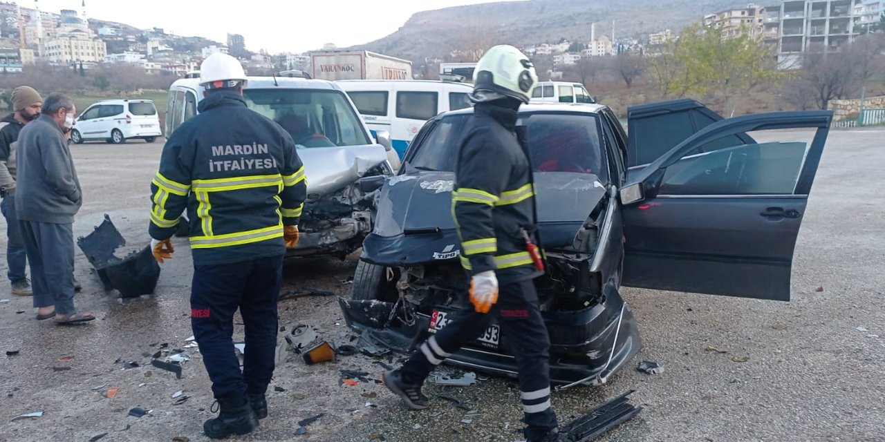 Mardin'de Otomobil İle Hafif Ticari Araç Çarpıştı; 4 Yaralı