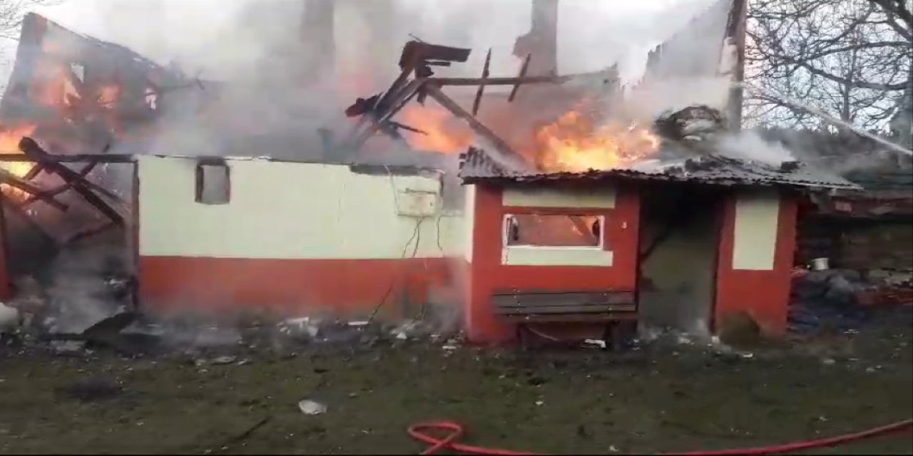 Yangında, 2 Katlı Ahşap Ev Kullanılamaz Hale Geldi