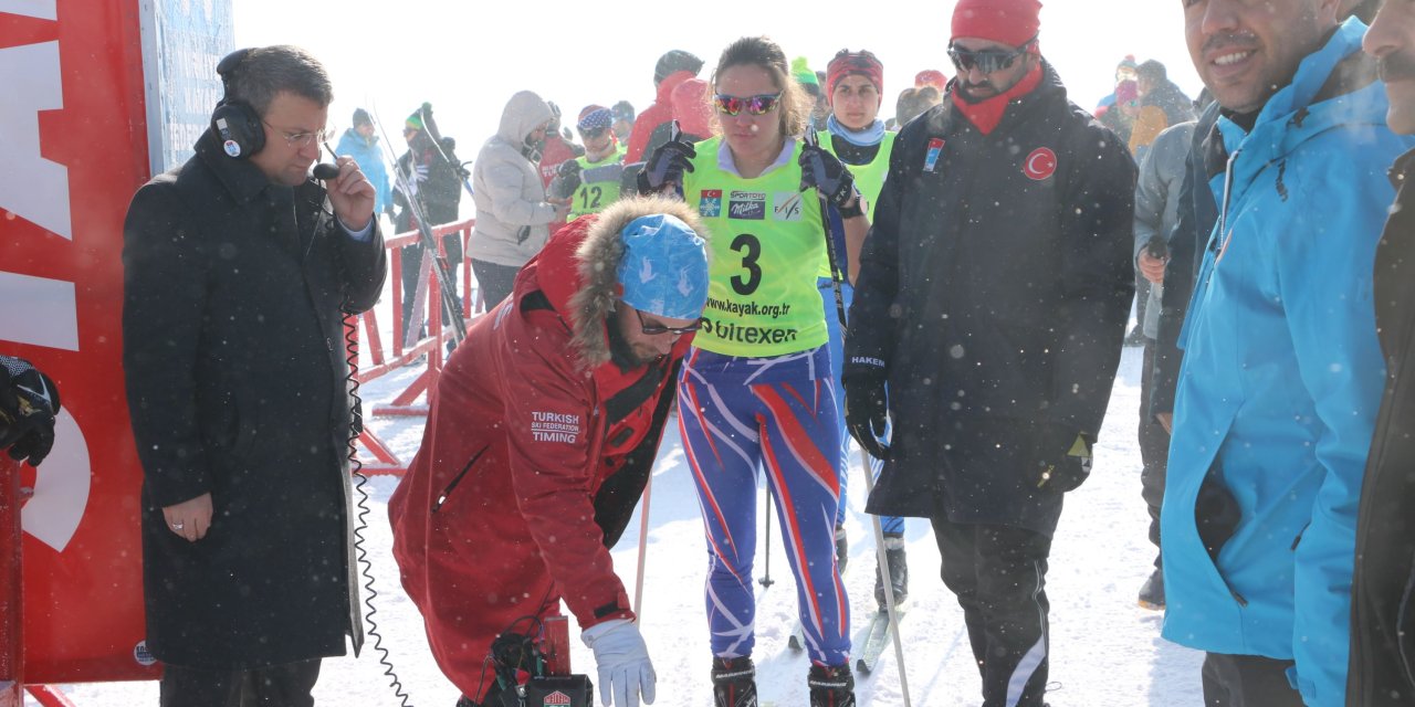 Yüksekova'da 665 Sporcu, Kayaklı Koşu Elemeleri'nde Yarışıyor