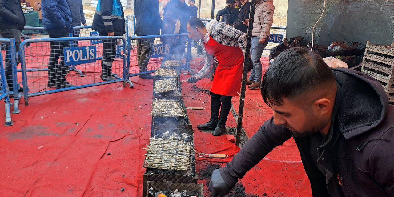 Erciş'te, Fuarda 4 Bin Kişiye Hamsi İkramı