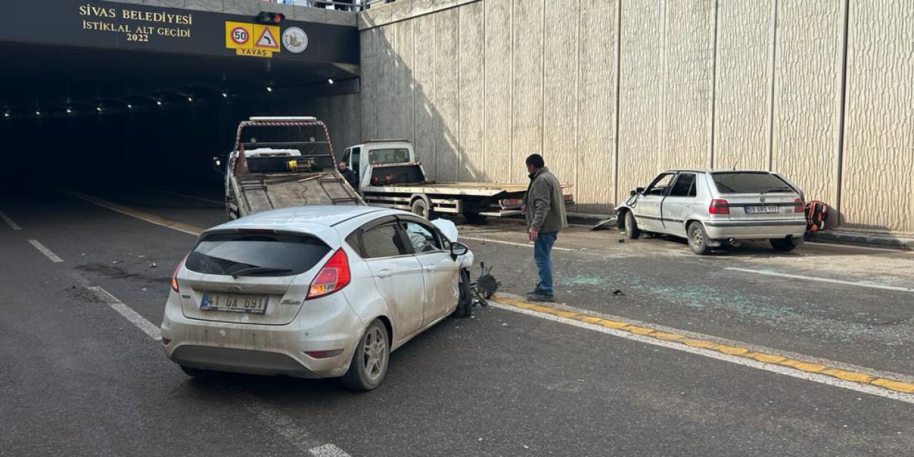 Sivas’ta İki Otomobil Çarpıştı: 1’i Ağır, 3 Yaralı