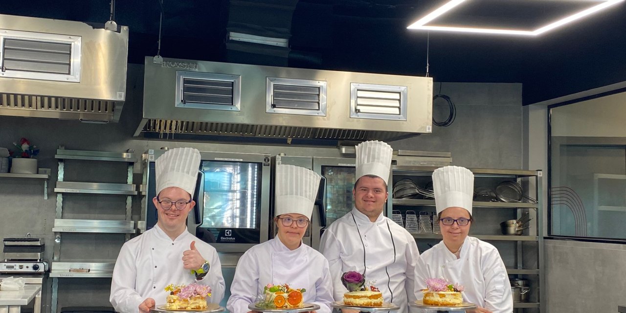 Down Sendromlu Öğrenciler Üniversite Eğitimi Alarak Pasta Yaptı