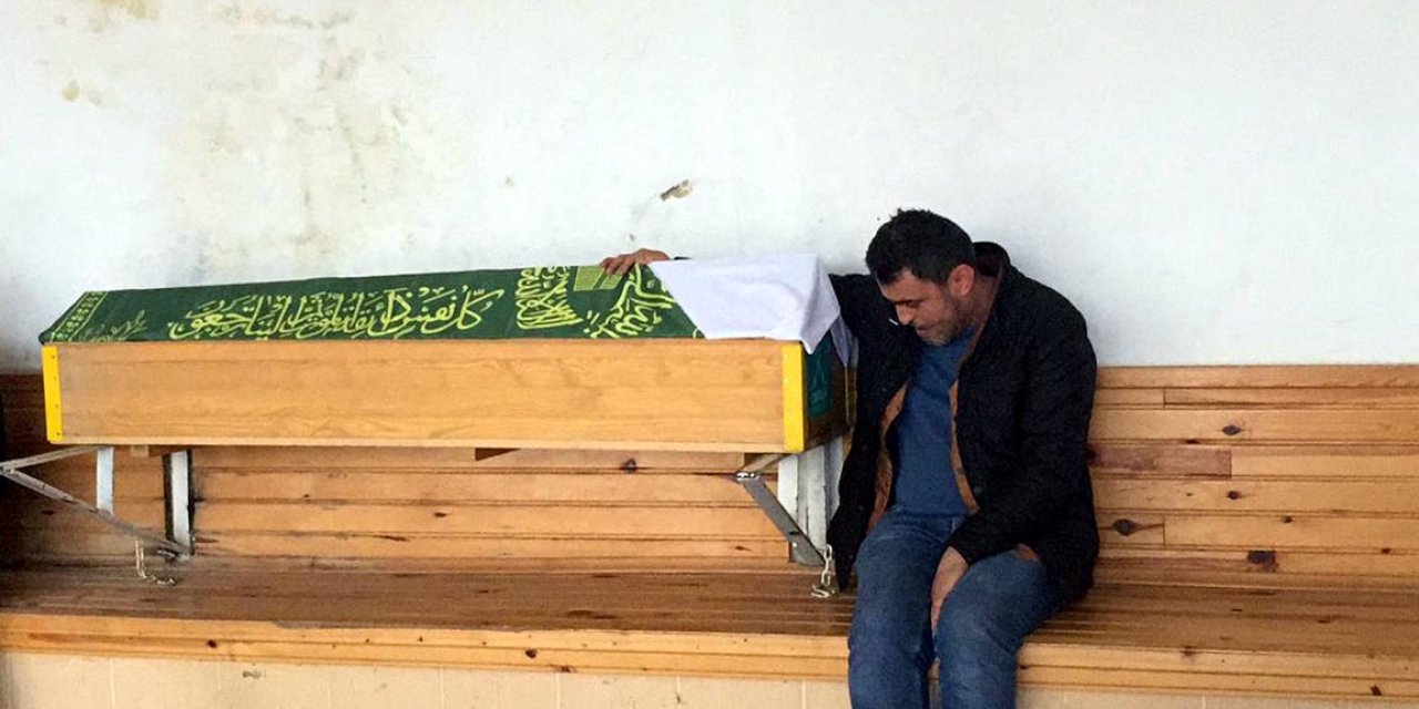 İş Makinesinin Altında Kalan Bebeğinin Tabutu Başında Taziyeleri Kabul Etti