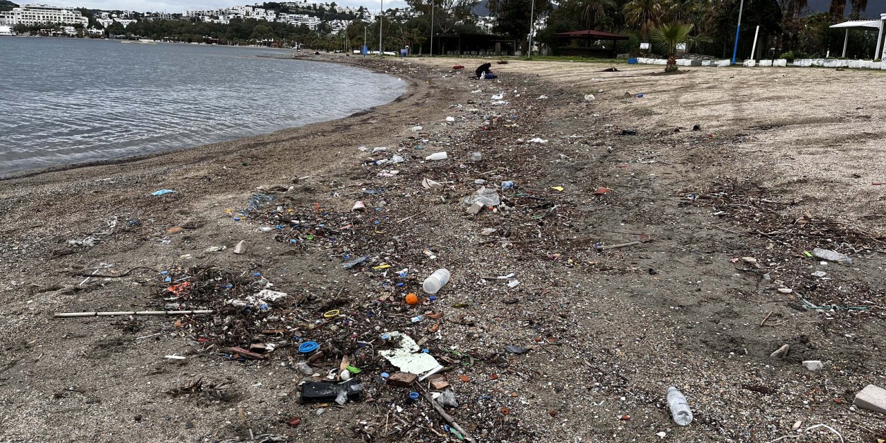 Bodrum'da Sağanak Sonrası Sahiller Çöple Doldu