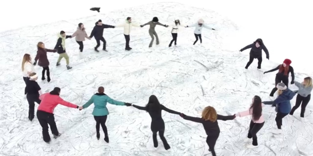 Sporculardan Çıldır Gölü’nde Buz Dansı