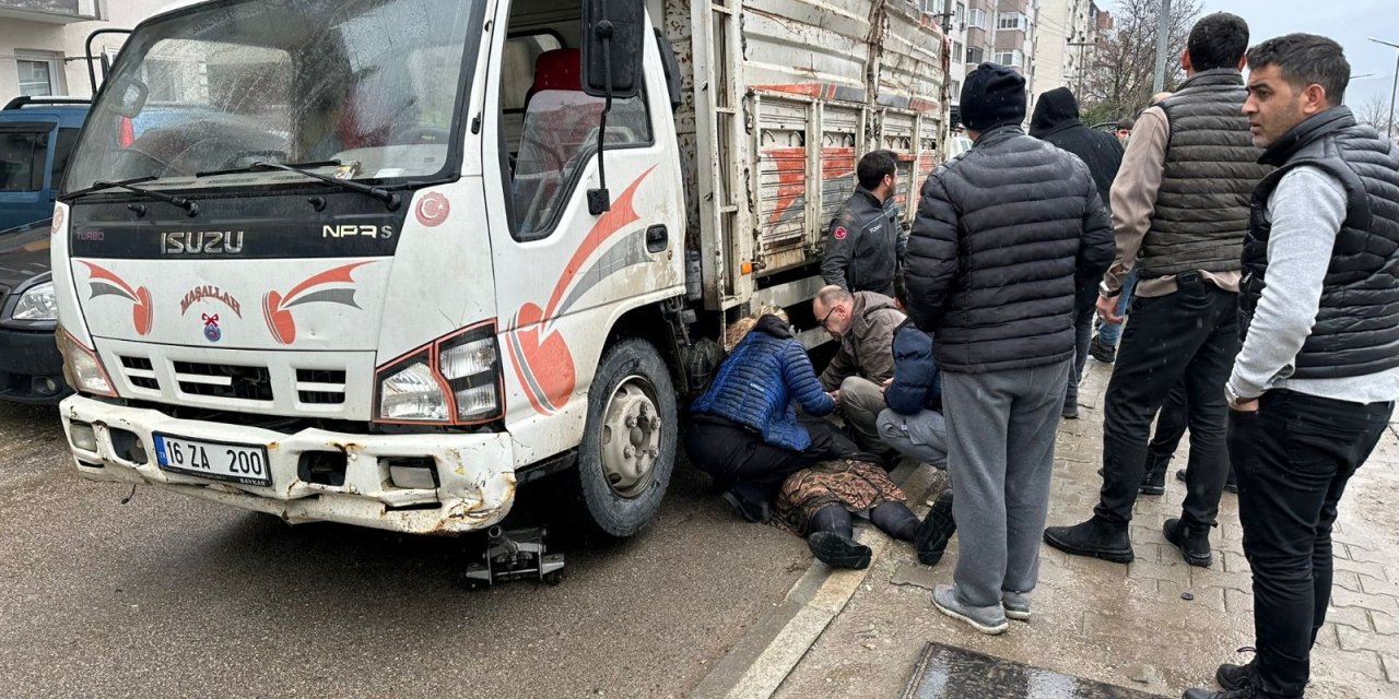 Geri Manevra Yapan Kamyonetin Çarptığı Kadın Yaralandı