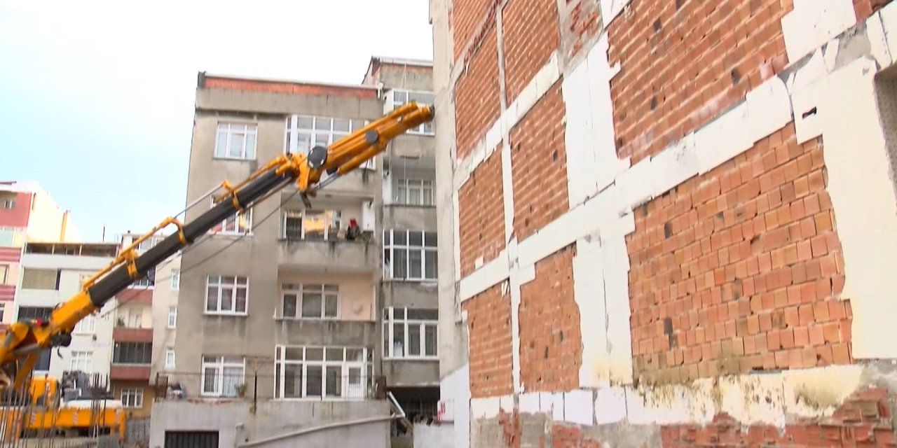 Gaziosmanpaşa Belediye Başkanı Usta: 2 Binanın Dengede Kalmasını Sağlamaya Çalışıyor Arkadaşlar