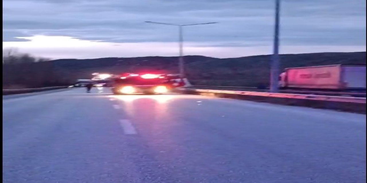 Devrilen Akaryakıt Tankerinin Sürücüsü Yaralandı, Karayolu Trafiğe Kapandı