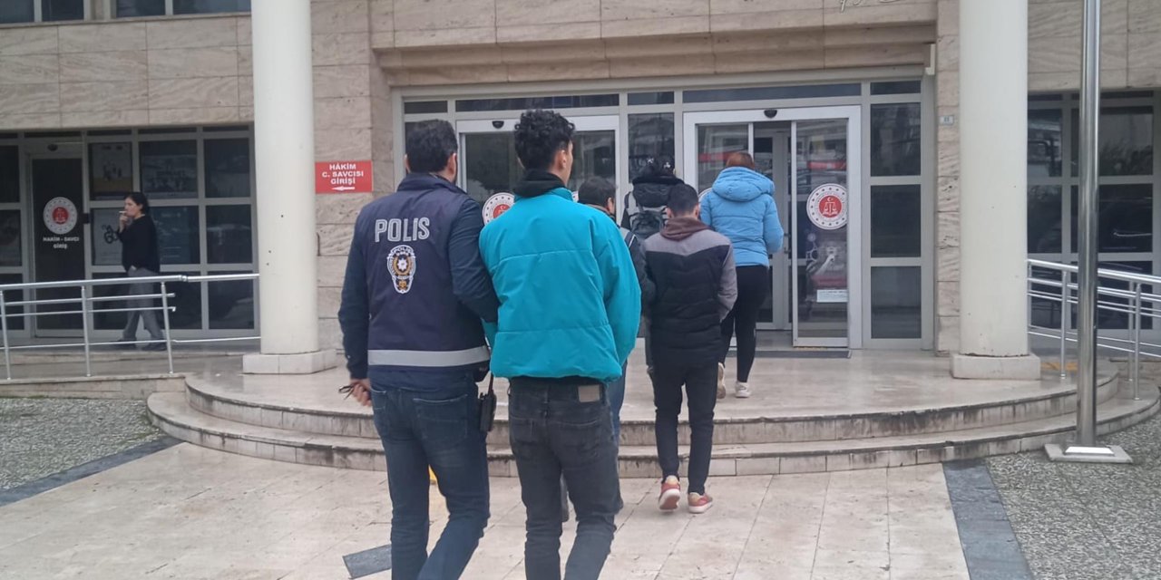 Sosyal Medyada Tanıştığı Kadın Ve Arkadaşları Tarafından Gasbedildi