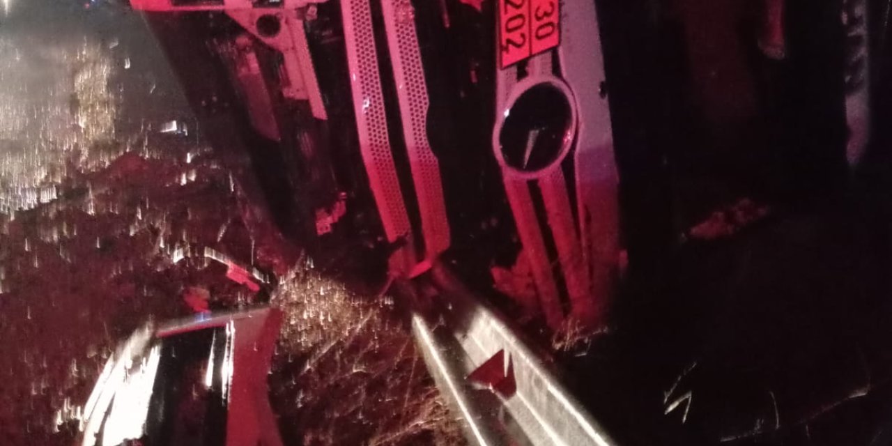 Devrilen Akaryakıt Tankerinin Sürücüsü Yaralandı, Karayolu Trafiğe Kapandı (2)