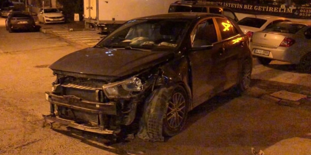 Kartal'da Kaza Sonrası Gaz Pedalı Takılı Kalan Otomobil Refüje Çıktı