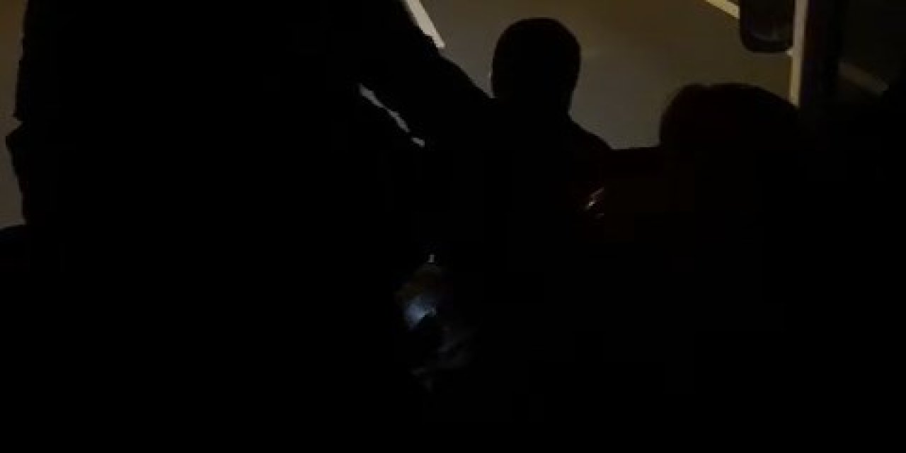 Otobüs Şoförü Ve Muavin Birbirine Girdi; Yolcular Sinir Krizi Geçirdi