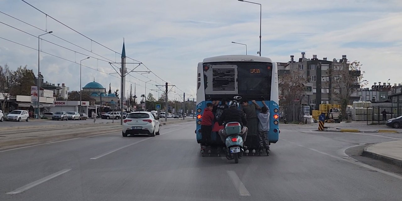 Otobüse Tutunan Patenli Çocuklara 'Tekmeli' Uyarı