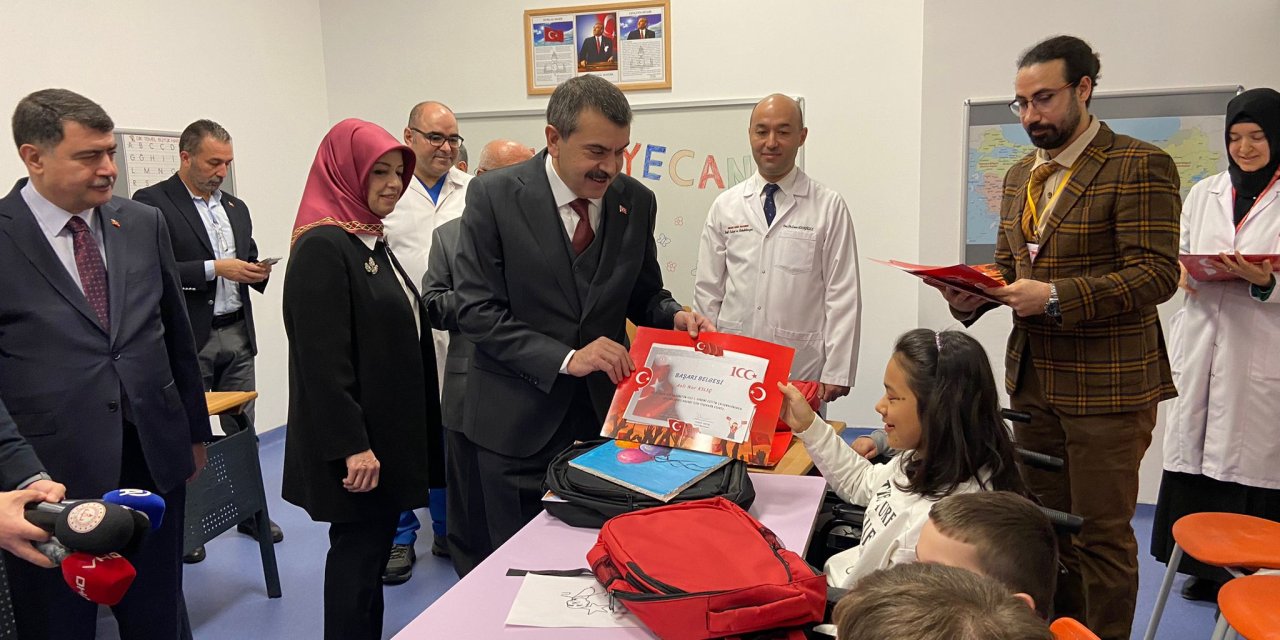 Bakan Tekin, Hastanede Tedavi Gören Öğrencilere Karnelerini Verdi