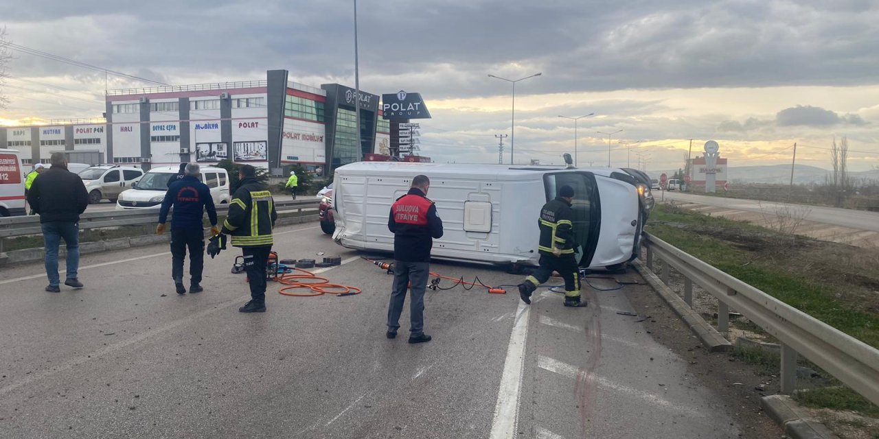 Devrilen Kargo Minibüsünün Sürücüsü Öldü