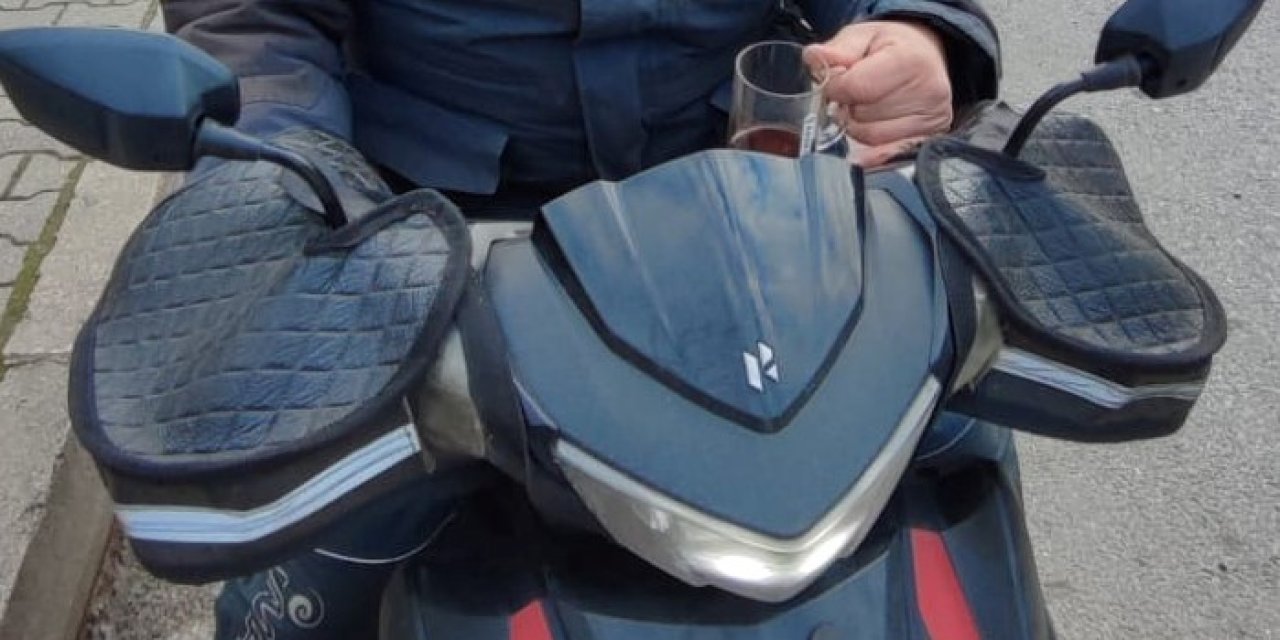 Motosikletiyle Seyir Halindeyken Çay İçen Sürücüye Para Cezası