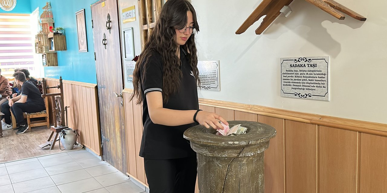 Lise Öğrencileri, Osmanlı’dan Kalma Gelenekle İhtiyaç Sahibi Öğrencilere Destek Oluyor