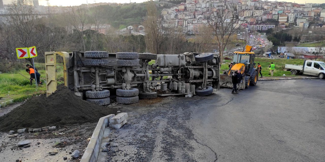 Eyüpsultan'da Hafriyat Kamyonu Devrildi